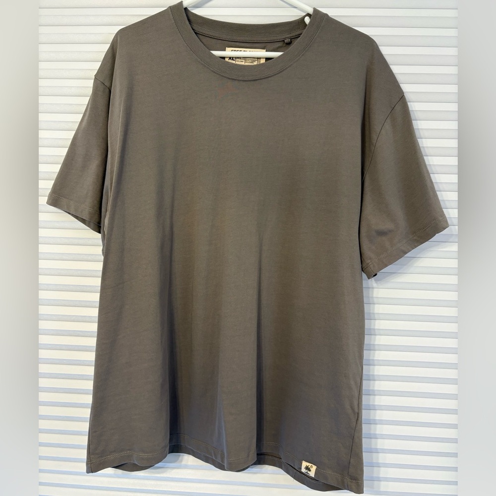 Men’s XL Free Planet Dark Gray Short Sleeve Tee